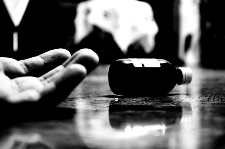 Suicide : पड़ोसियों ने इतना परेशान किया कि कीटनाशक पीकर जान ही दे दी, युवक के शव का शुक्रवार को होगा पीएम