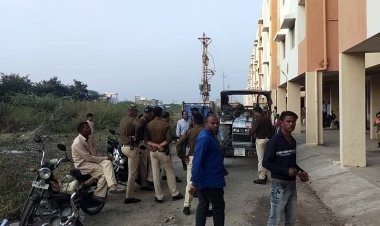 ये कैसी दादागीरी ? रेलवे की जमीन से अतिक्रमण हटाया तो PM आवास योजना के 60 फ्लैट में ताले तोड़ कर लिया कब्जा