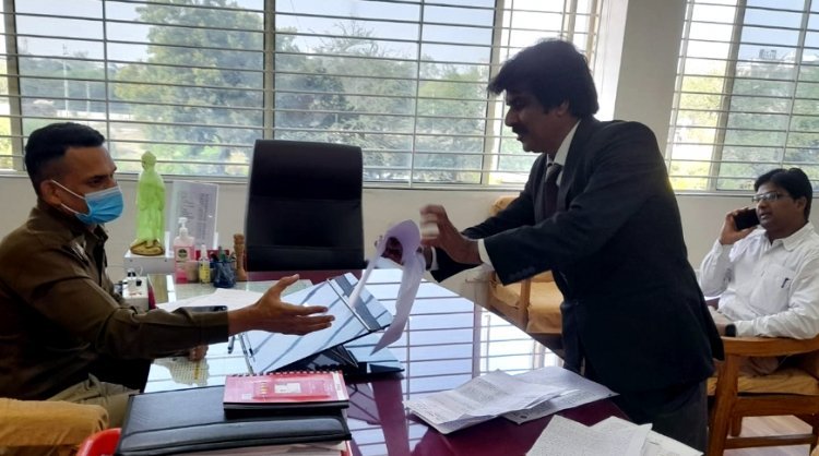 Advocate met SP : अभिभाषक के विरुद्ध दर्ज प्रकरण का खात्मा करने के लिए जिला अभिभाषक संघ ने एसपी को सौंपा मांग-पत्र, कहा- कोई प्रकरण ही नहीं बनता