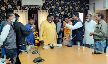 जिला पंचायत प्रधान के  पद पर परमेश मईड़ा की पुनः बहाली, पूर्व उपाध्यक्ष धाकड़ सहित अन्य ने मुंह मीठा करवा कर दी बधाई और शुभकामनाएं