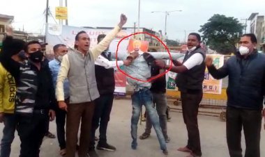 PM की सुरक्षा में चूक : पंजाब के सीएम चन्नी के पुतले को चप्पलों व लट्ठ से पीटा और कर दिया आग के हवाले, चन्नी व राहुल गांधी मुर्दाबाद के नारे भी लगाए, देखें वीडियो...
