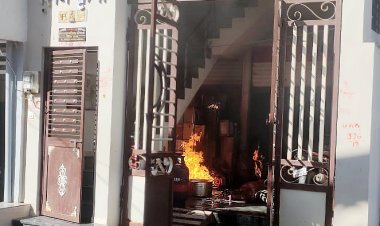मकान में बन रहा था भोजन, गैस की टंकी लीकज होने से भभक गई आग, फायर ब्रिगेड ने 15 मिनट में आग पर पाया काबू, बड़ा हादसा टला