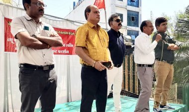 पुरानी पेंशन योजना लागू करने को लेकर वेस्टर्न रेलवे एम्प्लाइज यूनियन ने बुलंद की आवाज, केंद्र सरकार विरोधी नारे लगाकर किया प्रदर्शन