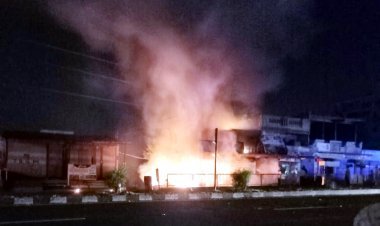 सातरुंडा चौराहे पर देर रात हादसा : गैरेज में एक के बाद एक फटे दो गैस सिलेंडर, स्थानीय लोगों और फायर ब्रिगेड ने आग पर पाया काबू, देखें वीडियो...