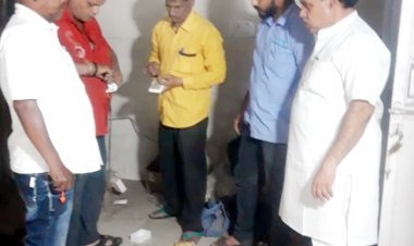 जिला अस्पताल है या कबाड़खाना :  शवगृह के सभी 8 फ्रीज थे बंद, RKS सदस्य काकानी की सक्रियता से 4 घंटे में 3 फ्रीज हो गए ठीक, 5 के लिए कर रहे प्रयास, देखें वीडियो
