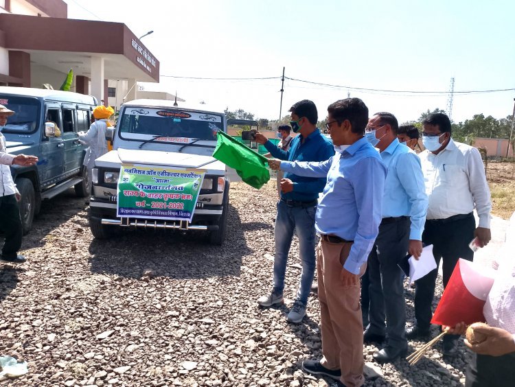 कृषि वैज्ञानिकों से चर्चा और नई तकनीक जानने के लिए 18 किसानों का दल राजस्थान रवाना, कलेक्टर दिखाई हरी झंडी