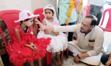 विधायक डॉ. पांडेय ने हर आंगनवाड़ी को स्वेच्छानुदान से 10 हजार और परिवार की ओर से 11 हजार रुपए प्रदान किए, 18 आंगनवाड़ियां समाजसेवियों ने गोद लीं