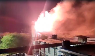 रतलाम रेलवे स्टेशन पर हादसा : प्लेटफॉर्म नंबर चार के पास स्थित लिफ्ट में लगी आग, सांसत में आई यात्रियों की जान, देखें वीडियो...