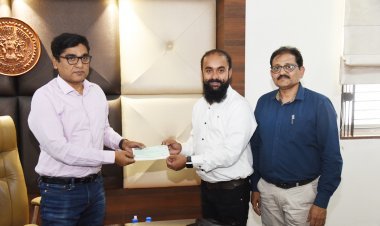 कोरोना में माता-पिता को खो चुकी प्रेरणा का होम लोन चुकने के लिए रत्नेश पांडेय फाउंडेशन ने बढ़ाया हाथ, 5.48 रुपए का चेक प्रदान किया