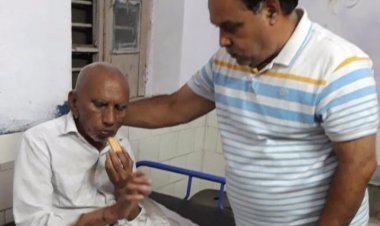 घर से भटके 75 वर्षीय बुजुर्ग अपनों से मिले तो चेहरा खिल उठा, समाजसेवी काकानी के प्रयासों से बनी बात