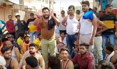रतलाम में गोवंश की हत्या पर भड़के हिंदू संगठन, तीन घंटे से अधिक किया चक्काजाम, निगम आयुक्त मुर्दाबाद के नारे गूंजे, एफआईआर दर्ज, दुकानें सील, देखें वीडियो...