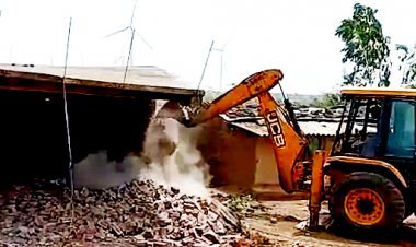 शराब ठेकेदार की हत्या के आरोपी लोकेंद्रसिंह के भाटखेड़ां गांव स्थित घर पर चला प्रशासन का बुलडोजर, 9 आरोपियों के खिलाफ दर्ज है केस