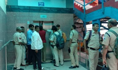 रतलाम रेलवे स्टेशन पर हादसा : लिफ्ट की क्षमता 20 यात्रियों की, 28 चढ़ गए तो हो गई जाम, आरपीएफ व रेलवे के इंजीनियर ने निकाला बाहर, देखें वीडियो...