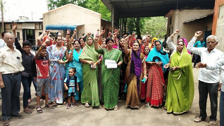 बिजली कंपनी के अफसर से बोलीं महिलाएं- अभी चूड़ी लाए हैं, अगली बार पहनाकर  पूरे शहर में घुमाएंगे