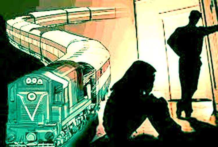 चलती ट्रेन में गैंगरेप : जनरल कोच में बैठी महिला के पास नहीं था टिकट, AC कोच में ले जाकर 3 रेलकर्मियों किया दुष्कर्म