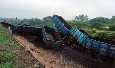 रतलाम – मुंबई रेलमार्ग पर मालगाड़ी के 16 वैगन बेपटरी, ओएचई लाइन भी टूटी, रेल यातायात ठप, 29 ट्रेनें प्रभावित