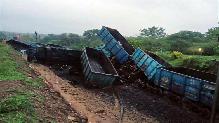 रतलाम – मुंबई रेलमार्ग पर मालगाड़ी के 16 वैगन बेपटरी, ओएचई लाइन भी टूटी, रेल यातायात ठप, 29 ट्रेनें प्रभावित