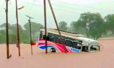 रतलाम जिले में भारी बारिश से नदी नाले उफने, पिपलौदा में बस पलटी, अगले कुछ घंटों में अति भारी बारिश का अनुमान, कलेक्टर ने अफसरों को किया अलर्ट!