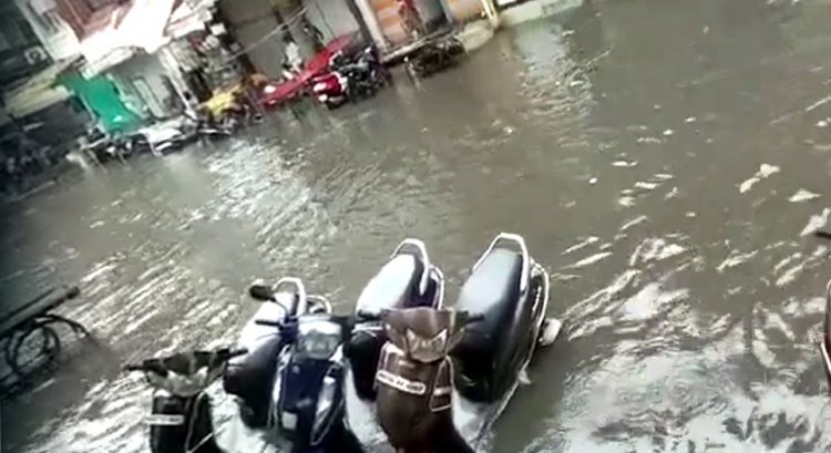 सावन के आखिर में भादौ सा पानी : दिल्ली-मुंबई रेलमार्ग बाधित, सड़क मार्ग भी अवरुद्ध, जानिए आज सुबह तक रतलाम में कितनी हुई बारिश