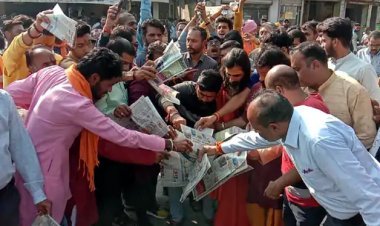महालक्ष्मी मंदिर के पुजारी के समर्थन पर हिंदू समाज सड़क पर, मंत्रोच्चार के साथ अखबार की प्रतियां जलाईं