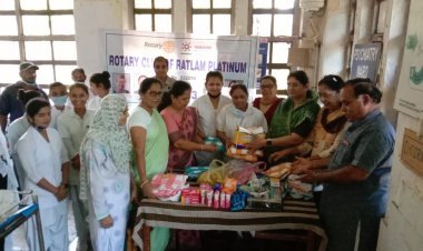 समाजसेवी काकानी की प्रेरणा से जिला अस्पताल में उपचाररत निराश्रितों भेंट की दैनिक उपयोग की सामग्री