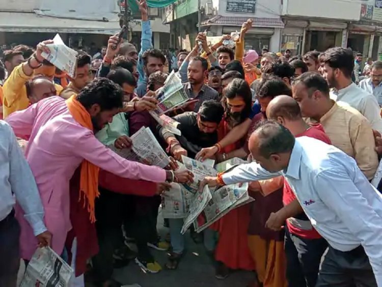 महालक्ष्मी मंदिर के पुजारी के समर्थन पर हिंदू समाज सड़क पर, मंत्रोच्चार के साथ अखबार की प्रतियां जलाईं