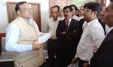 रतलाम जिला अभिभाषक संघ ने जबलपुर घटना की न्यायिक, सीबीआई और एसआईटी से जांच की मांग की, अभिभाषकों ने ज्ञापन सौंपे