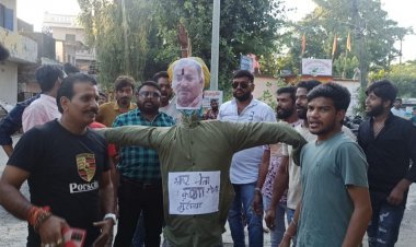भाजपा मंडल अध्यक्ष कृष्णा सोनी के पुतले को बजरंगियों ने मरी चप्पलें और फिर कर दिया आग के हवाले, मुर्दाबाद के नारे भी लगाए