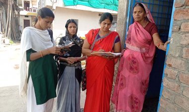 आशा कार्यकर्ता एवं स्वास्थ्यकर्मी घर-घर जाकर बना रहे आयुष्मान कार्ड ताकि लोगों को न हो परेशानी