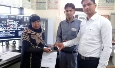 निंबाहेड़ा रेलवे स्टेशन पर छूट गया था महिला यात्री का मोबाइल फोन, स्टेशन मास्टर को मिला तो यात्री को बुलाकर सौंपा
