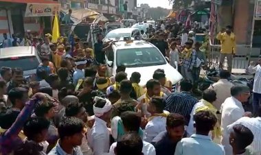 ये तो सुरक्षा में चूक है ! रतलाम में बिरसा मुंडा की प्रतिमा अनावरण से पहले सांसद व विधायक का घेराव, मुर्दाबाद के नारे गूंजे, कलेक्टर का गनमैन घायल