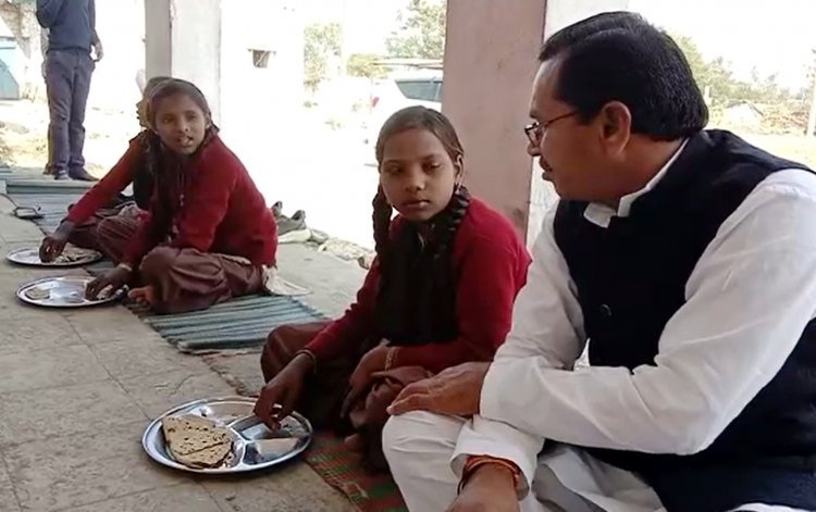 अचानक स्कूल पहुंचे विधायक मकवाना ने मध्याह्न भोजन की गुणवत्ता को लेकर किया सवाल तो बच्चों ने दिया यह जवाब, देखें वीडियो