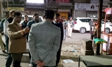 रात 10.30 बजे कलेक्टर सड़क पर, गुमटी नहीं हटी तो नगर निगम अमले को फटकारा, कहा- जब तक ये नहीं सुधरेंगे तब तक हम नहीं रुकेंगे, देखें वीडियो...