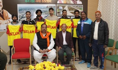 राज्य स्तरीय वॉलीबाल स्पर्धा के लिए खिलाड़ियों को विधायक काश्यप ने किट भेंट कर शुभकामनाएं दी