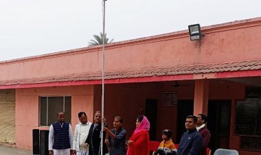 गणतंत्र दिवस पर अहिंसा ग्राम में कक्षा 12वीं में सर्वाधिक अंक प्राप्त करने वाली प्रिया पांचाल ने फहराया ध्वज