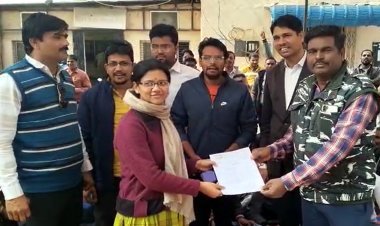 बिजली कंपनी के आउट सोर्स कर्मचारियों के आंदोलन को राष्ट्रवादी कांग्रेस पार्टी ने दिया समर्थन, संगठन को सौंपा समर्थन पत्र