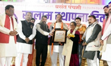 ‘स्वतंत्रता के दीप की लौ कांपती प्रहार से, बिका ईमान कौड़ियों में स्वार्थ के बाजार से…’ डॉ. सत्यनारायण सत्तन