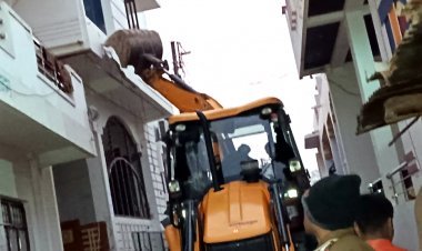 चिकलाना में बड़ी कार्रवाई : सांप्रदायिक तनाव फैलाने के आरोपी के मकान पर बुलडोजर चलना शुरू, देखें वीडियो...