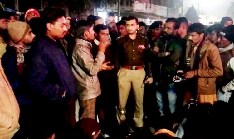 ब्रेकिंग न्यूज : हनुमान मंदिर के पुजारी से मारपीट को लेकर हिंदू समुदाय ने पुलिस चौकी घेरी, मौके पर पहुंचे कलेक्टर-एसपी बोले- मामला गंभीर, देखें वीडियो...