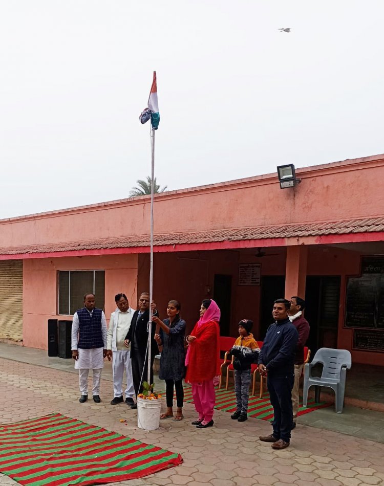 गणतंत्र दिवस पर अहिंसा ग्राम में कक्षा 12वीं में सर्वाधिक अंक प्राप्त करने वाली प्रिया पांचाल ने फहराया ध्वज