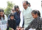 मुख्यमंत्री  चौहान ने चैत्र नवरात्रि पर बेटियों के साथ लगाए पौधे