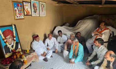 कर्नाटक के राज्यपाल थावरचंद गहलोत ने विधायक दिलीप मकवाना के निवास पहुंचकर शोक संवेदना व्यक्त की