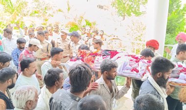 खाकी पर दाग़ ! आत्महत्या करने वाले युवक के परिजन ने एसपी कार्यालय परिसर में शव रख किया प्रदर्शन, रावटी थाने के सब इंस्पेक्टर पर लगाया गंभीर आरोप