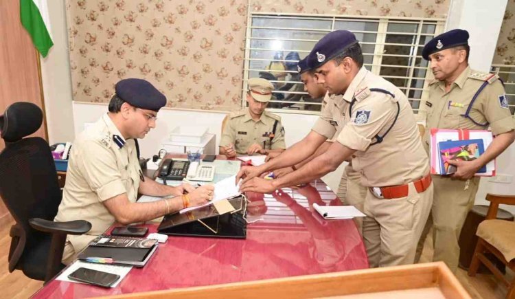 नवागत पुलिस अधीक्षक सिद्धार्थ बहुगुणा ने पदभार संभाला, सागर स्थानांतरित आईपीएस अभिषेक तिवारी ने की अगवानी