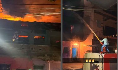 रतलाम : रात 12 बजे ब्राह्मणों का वास के सूने मकान में लगी भीषण आग, 5 फायर लॉरी ने करीब 3 घंटे में आग पर पाया काबू, देखें हादसे का वीडियो...