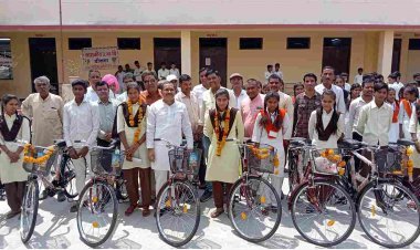 विधायक दिलीप मकवाना के माध्यम से मिली साइकिल तो खिल उठे विद्यार्थियों के चेहरे, अब स्कूल आने-जाने में नहीं होगी परेशानी