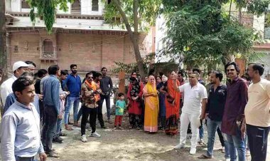 ये कैसे रामभक्त : भाजपा पार्षद को हनुमानजी से बैर, मंदिर परिसर में बनवा रहे क्लीनिक, लोगों ने लगाए मुर्दाबाद के नारे तो तो चलते बने, महापौर ने जोड़े हाथ