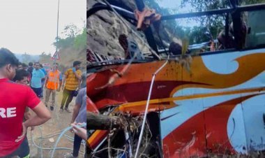 तड़के 4.30 बजे हादसा : बैरियर से टकराकर बस 200 फीट गहरी खाई में गिरी, 13 की मौत !