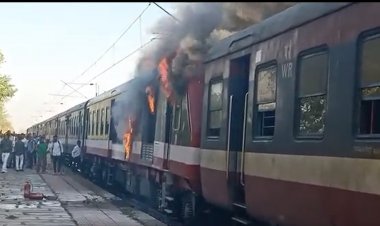 The Burning Train : रतलाम से इंदौर जा रही डेमू ट्रेन में लगी आग, एक घंटे से ज्यादा धधकते रहे कोच, सुबह 7.00 बजे लगी आग 8.10 बजे बुझी