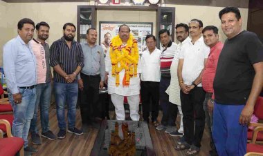 व्यवसायिक लाइसेंस शुल्क प्रणाली फिलहाल स्थगित, मांग पूरी होने पर व्यापारियों ने विधायक चेतन्य काश्यप का किया अभिनंदन